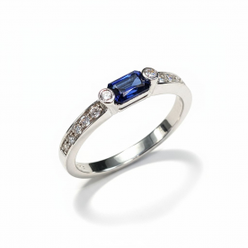 Кольцо белого золота с бриллиантами и сапфиром