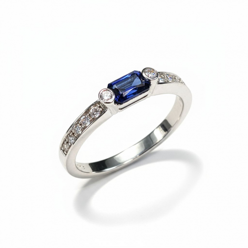 Кольцо белого золота с бриллиантами и сапфиром