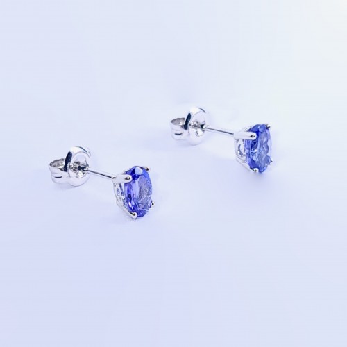 White gold earring with tanzanite