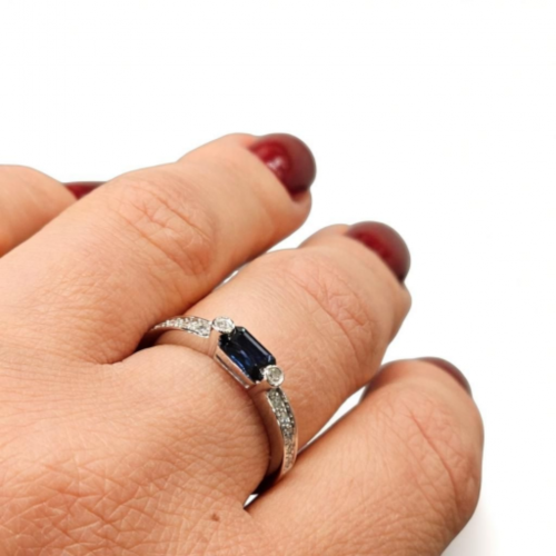 Кольцо белого золота с бриллиантами и сапфиром